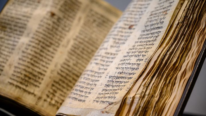 La bible "Codex Sassoon" est exposée chez Sotheby's à New York le 15 février 2023 (ED JONES / AFP)