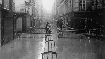 La rue du Bac pendant la crue de la Seine (PREFECTURE DE POLICE / SIPA)