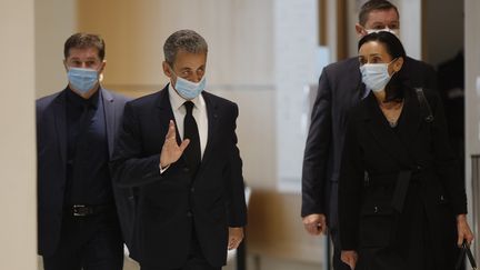 L'ancien president de la République, Nicolas Sarkozy, quitte le tribunal, à Paris,&nbsp;le 26 novembre 2020.&nbsp; (MEHDI TAAMALLAH / NURPHOTO / AFP)