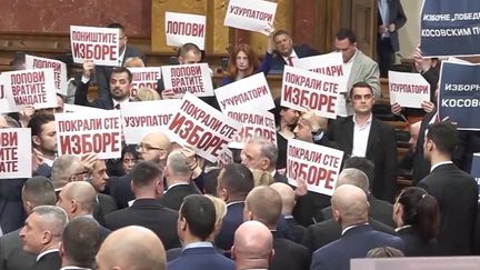 Eurozapping :  En Serbie, le principal parti d'opposition manifeste au Parlement