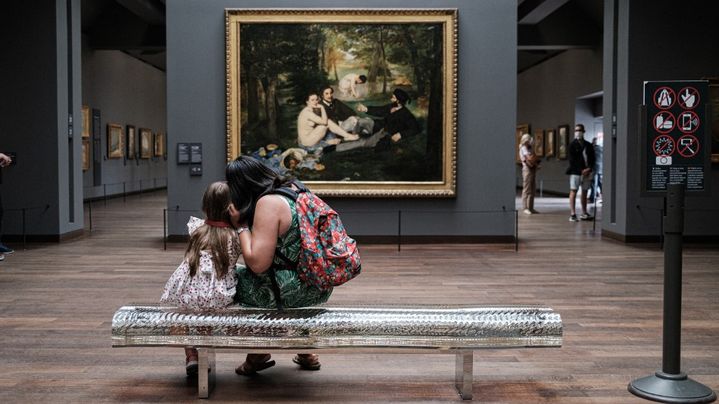 Des touristes visitent le musée d'Orsay à Paris, le 8 juillet 2020. (UGO PADOVANI / HANS LUCAS / AFP)