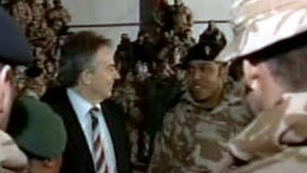 Tony Blair avec des soldats britanniques en Irak (archives, 21 février 2007) (France 2)