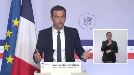 Olivier Véran, le porte-parole du gouvernement, lors du compte rendu du Conseil des ministres, à l'Elysée, à Paris, le 13 juillet 2022. (FRANCE TELEVISIONS)