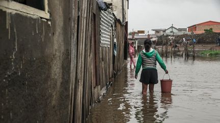 Plusieurs maisons ont été touchées par la montée des eaux à la suite de fortes pluies dans le quartier d'Antohomadinika à Antananarivo, le 24 janvier 2022. (RIJASOLO / AFP)