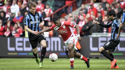 Michy Batshuayi, ici face au Club de Bruges de Jesper Jorgens, quitte le Standard de Liège pour signer à l'OM. (NICOLAS LAMBERT / BELGA MAG)