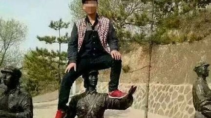 &nbsp; (Le touriste chinois pris en photo sur une statue en bronze - capture d'écran)