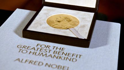 La médaille du prix Nobel, décernée à Charles M. Rice en médecine, le 8 décembre 2020 à New York. Photo d'illustration. (ANGELA WEISS / POOL / AFP)