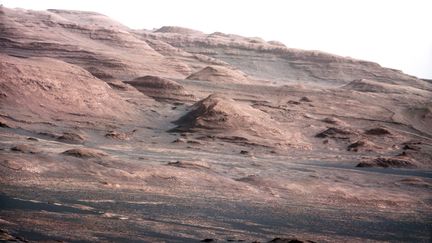 Une image d'Aeolis Mons, une montagne martienne, prise par le robot Curiosity le 23 août 2012 et diffusée par la Nasa. (NASA / AFP)