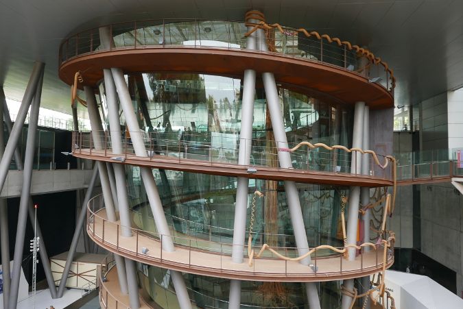 L'escalier de Cosmo Caixa, l'incroyable musée des sciences de Barcelone (4 euros l'entrée seulement ! ) (Photo Emmanuel Langlois)