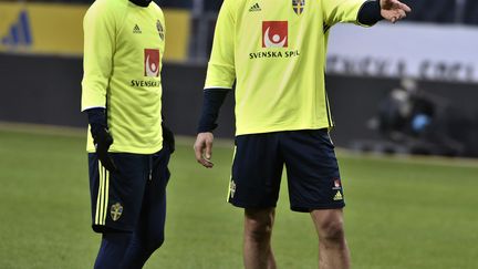 Zlatan Ibrahimovic hilare à l'entraînement avec son compatriote Erkan Zengin (CLAUDIO BRESCIANI/TT / TT NEWS AGENCY)