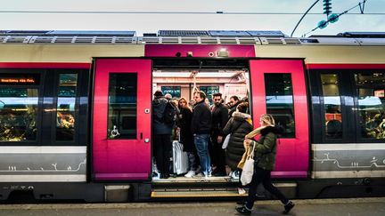 Des voyageurs à bord d'un train le 13 décembre 2019 à la gare de l'Est à Paris pendant la grève contre la réforme des retraites. (MARTIN BUREAU / AFP)