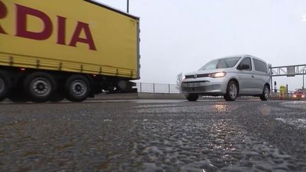 Des pluies verglaçantes ont paralysé le trafic dans plusieurs départements. Malgré une vigilance, il est difficile de prévoir où elles vont tomber. (France 2)