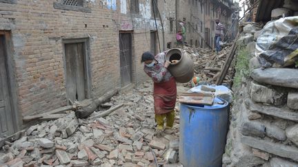 Une N&eacute;palaise dans les ruines de la ville de&nbsp;Khokana (N&eacute;pal), le 30 avril 2015. (CITIZENSIDE/BIKASH KHADGE / CITIZENSIDE.COM / AFP)