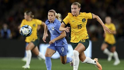 La Française Eugénie Le Sommer face à l'Australienne Clare Hunt, le 14 juillet 2023. (MARTIN KEEP / AFP)