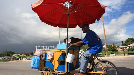 &nbsp; (Un livreur de glaces à vélo aux Antilles © Maxppp)