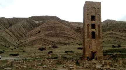 La Kalâa des Béni Hammad est un site archéologique remarquable qui se situe à 36 km au nord-est de la ville de M'Sila. Cet ensemble, constitué de ruines préservées à 1.000 m d'altitude, est situé dans un site de montagnes d'une saisissante beauté sur le flanc sud du Djebel Maâdid. La Kalâa des Béni Hammad a été fondée au début du XIe siècle par Hammad, fils de Bouloughine (fondateur d'Alger), et abandonnée en 1090 sous la menace de l'invasion hilalienne. Elle fut la première capitale des émirs hammadites et a connu une grande splendeur. La Kalâa comporte, à l'intérieur d'une enceinte fortifiée de 7 km partiellement démantelée, un grand nombre de vestiges monumentaux, parmi lesquels la grande mosquée et son minaret (photo), et toute une série de palais. (Unesco)