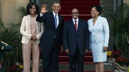 Le couple Obama, accueilli par le pr&eacute;sident sud-africain Jacob Zuma et son &eacute;pouse, &agrave; Pretoria, le 29 juin 2013. (JEROME DELAY / AP / SIPA)