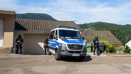 Des policiers stationnent près des lieux où un fugitif lourdement armé s'est enfui, lundi 13 juillet 2020, à Oppenau (Allemagne). (PHILIPP VON DITFURTH / DPA / AFP)