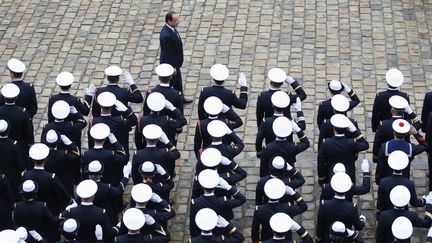 Fran&ccedil;ois Hollande passe en revue les troupes dans la Cour des Invalides, &agrave; Paris, le 22 mai 2014. (CHARLES PLATIAU / REUTERS)