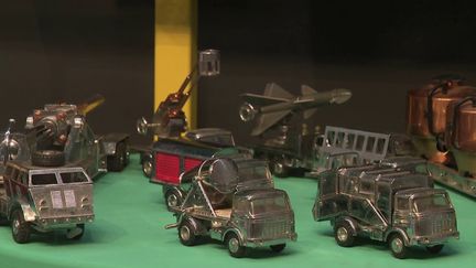 Christophe et Bruno sont passionnés de jouets anciens. lls disposent d'un grand nombre d'objets fabriqués à Marseille&nbsp;(Bouches-du-Rhône)&nbsp;dans les années 1950 et 1960. (CAPTURE D'ÉCRAN FRANCE 3)