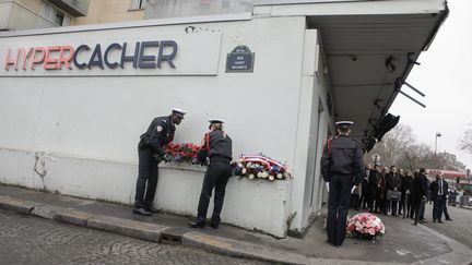 Une commémoration devant l'Hyper Cacher de la porte de Vincennes en mémoire aux victimes des attentats de janvier 2015,&nbsp;le 7 janvier 2020. (MAXPPP)