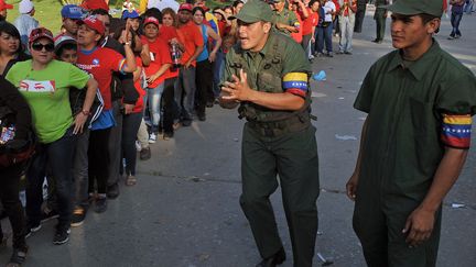 Des milliers de personnes font la queue devant l'Acad&eacute;mie militaire de Caracas (Venezuela) o&ugrave; est expos&eacute;e la d&eacute;pouille du pr&eacute;sident Hugo Chavez, le 7 mars 2013. (GUILLERMO LEGARIA / AFP)