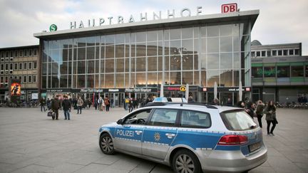 Une voiture de police devant la gare ferroviaire de Cologne (Allemagne), le 5 janvier 2016. (OLIVER BERG / DPA / AFP)