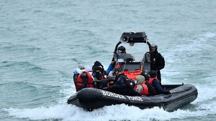 ​Des migrants récupérés en mer alors qu'ils tentaient de traverser la Manche, photographiés sur un bateau de patrouille des forces frontalières britanniques à leur arrivée à la marina de Douvres, dans le sud-est de l'Angleterre, le 10 janvier 2022. (BEN STANSALL / AFP)