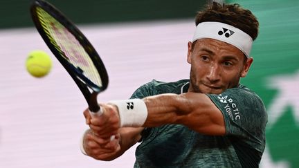 Le Norvégien Casper Ruud en action lors de son quart de finale de Roland-Garros face à Holger Rune, le 1er juin 2022. (CHRISTOPHE ARCHAMBAULT / AFP)