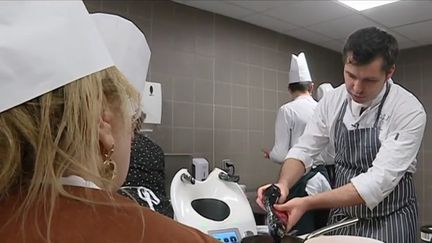 Strasbourg : un chef apprend la cuisine aux habitants de quartiers populaires