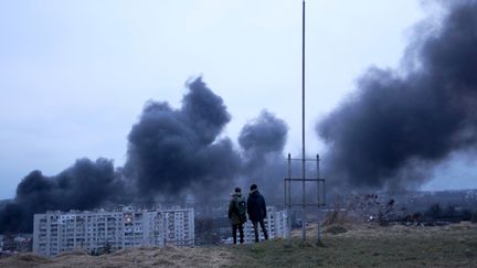 De la fumée s'échappe d'un bâtiment touché par des bombardements&nbsp;à Lviv (Ukraine), le 26 mars 2022. (ALEKSEY FILIPPOV / AFP)