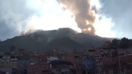 D’importants incendies ravagent les environs de Bogota (Colombie) depuis plusieurs jours à cause de la sécheresse. Les pompiers luttent pour maîtriser les flammes.