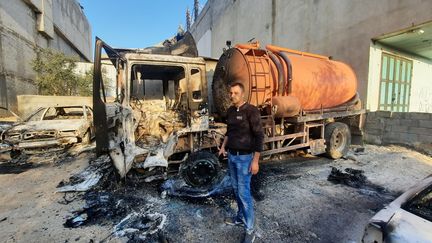 Youssef, transporteur, a vu son camion et trois de ses voitures être brûlés par les colons israéliens. (FREDERIC METEZEAU / FRANCEINFO)