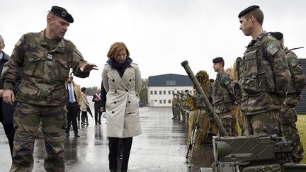 La ministre de la Défense, Florence Parly, en visite sur la base du 16e bataillon de chasseurs, le 6 octobre 2017, à Bitche (Moselle). (JEAN-CHRISTOPHE VERHAEGEN / AFP)