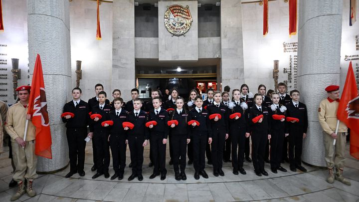 Des adolescents russes lors d'une cérémonie d'intégration à L'Armée des jeunes, groupe patriotique réservé aux mineurs, le 27 janvier 2023, au musée de la bataille de Stalingrad, à Volgograd. (KIRILL KUDRYAVTSEV / AFP)