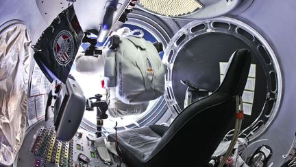 Arriv&eacute; &agrave; plus de 39 000 m&egrave;tres d'altitude, apr&egrave;s une longue check-list et un probl&egrave;me de bu&eacute;e sur la visi&egrave;re enfin r&eacute;solu, Baumgartner s'est &eacute;lanc&eacute; dans le vide, t&ecirc;te en avant pour gagner plus de vitesse. (RED BULL / REX / SIPA)