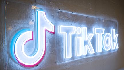 Le logo du réseau social Tiktok dans les bureaux du groupe chinois à Londres, au Royaume-Uni, le 9 février 2022. (TOLGA AKMEN / AFP)