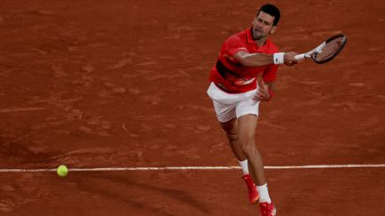 Novak Djokovic,&nbsp;lors de son match contre le&nbsp;Japonais Yoshihito Nishioka au premier tour de Roland-Garros, le 23 mai 2022. (THOMAS SAMSON / AFP)