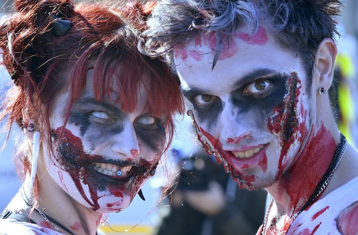 Figures de la "Zombie Walk" de Bordeaux, le 22 octobre 2016.
 (GEORGES GOBET / AFP)