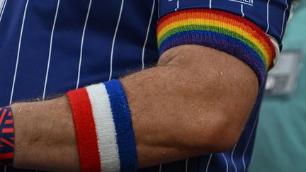 Un supporter porte un brassard arc-en-ciel lors du match opposant les Etats-Unis à l'Iran au Qatar. (PATRICK T. FALLON / AFP)