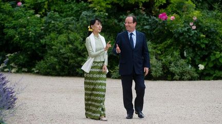 Avec François Hollande dans les jardins de l'Elysée.

«La France soutiendra l'ensemble des acteurs de la transition démocratique en Birmanie» a déclaré le chef de l’Etat français, évoquant la question des prisonniers politiques, des droits syndicaux et des minorités.

Pour sa part, l'opposante birmane a affirmé croire en la sincérité du président birman dans sa volonté de démocratiser son pays, tout en montrant sa volonté de «veiller à ce que ce processus ne déraille pas» (AFP PHOTO POOL BERTRAND LANGLOIS)