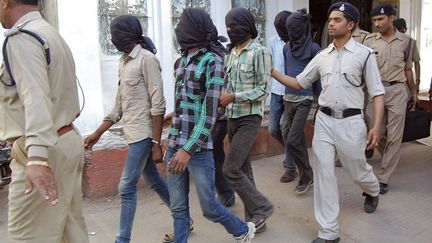 Des policiers escortent cinq hommes accus&eacute;s d'avoir viol&eacute; une touriste suisse &agrave; Datia (Inde), le 18 mars 2013. (REUTERS)