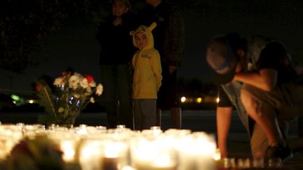 &nbsp; (Des personnes se recueillent à San Bernardino en Californie, après la tuerie qui a fait 14 morts mercredi © EUTERS/Mario Anzuoni)