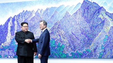 Kim Jung-un et Moon Jae-in le 27 avril 2018 à Panmunjom, dans la zone qui sépare la Corée du Nord de la Corée du Sud. (KOREA SUMMIT PRESS POOL / AFP)