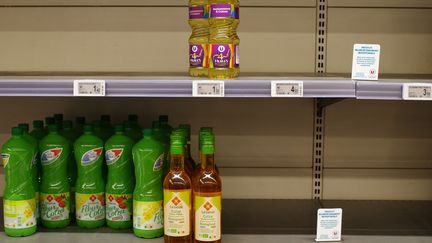 Les rayons huile à moitié vide d'un supermarché de&nbsp;Montaigu-Vendée le 25 avril 2022. (MATHIEU THOMASSET / HANS LUCAS)