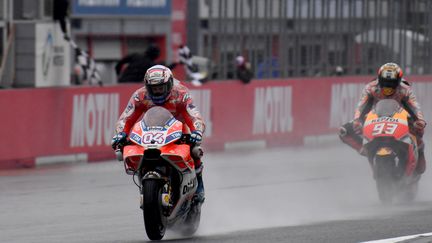 Andrea Dovizioso (Ducati) gagne devant Marc Marquez (Honda)
 (TOSHIFUMI KITAMURA / AFP)