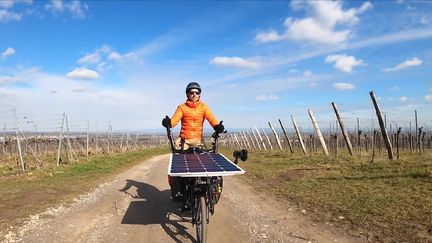 Jérôme Zindy sur son vélo électrique solaire&nbsp; (P. Dezempte / France Télévisions)