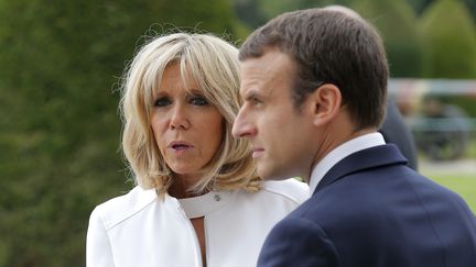 Brigitte et Emmanuel Macron devant le musée de l'Armée, aux Invalides, pour la réception du président américain Donald Trump, le 13 juillet 2017. (MICHEL EULER / AFP)