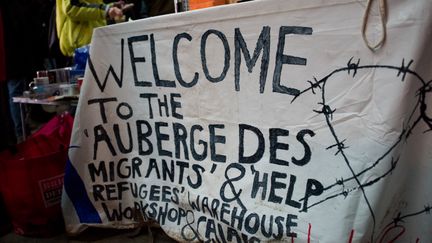 Une banderole de l'association l'Auberge des migrants&nbsp;à Calais le 22 février 2016. (DENIS CHARLET / AFP)