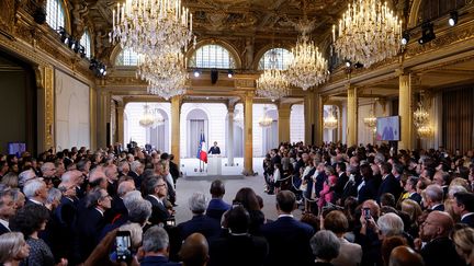 Emmanuel Macron prononce un discours au palais présidentiel de l'Élysée à Paris, le 7 mai 2022, lors de sa cérémonie d'investiture. (LUDOVIC MARIN / AFP)